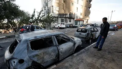 Colonos israelíes incendian automóviles en las afueras de Ramala, según residentes Colonos israelíes incendian automóviles en las afueras de Ramala, según residentes