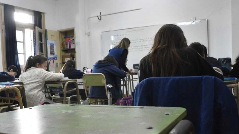 Pullaro castiga a los docentes con salarios atrasados y jornada extendida: "Más incertidumbre que certezas"