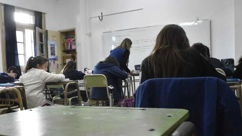 Pullaro castiga a los docentes con salarios atrasados y jornada extendida: "Más incertidumbre que certezas"