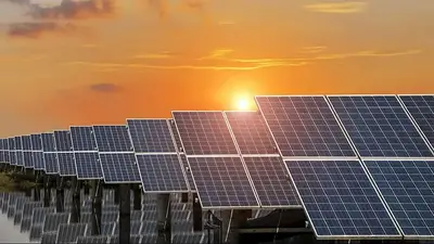 Imagen de un atardecer en los paneles solares instalados en La Rioja Imagen de un atardecer en los paneles solares instalados en La Rioja