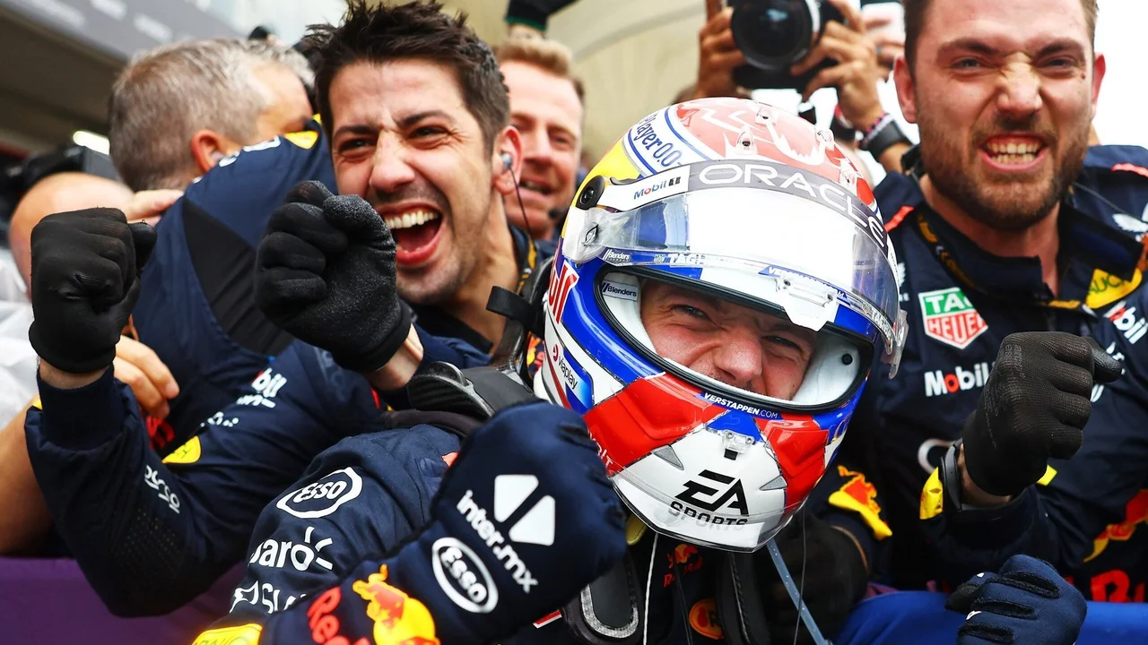 Max Verstappen celebrando con los mecánicos de Red Bull tras ganar el GP de Brasil.