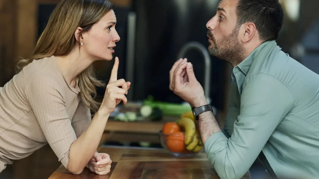 Una pareja discutiendo