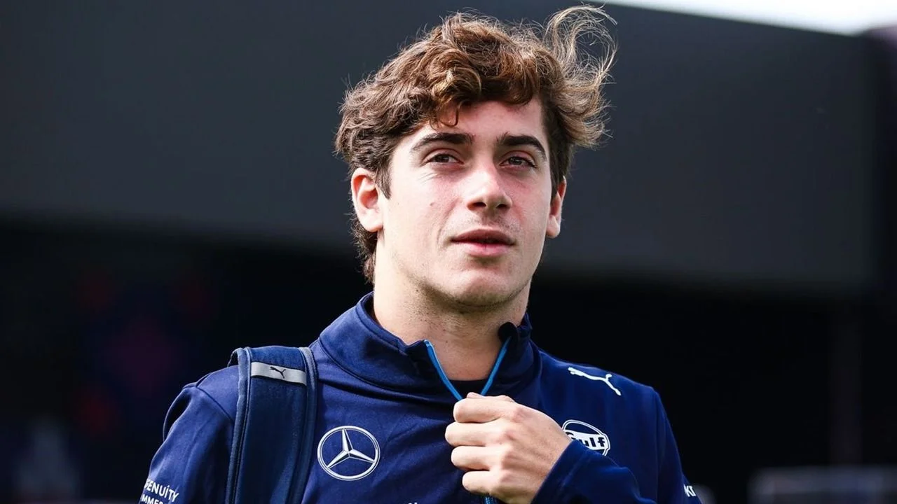Franco Colapinto con la indumentaria de Williams.