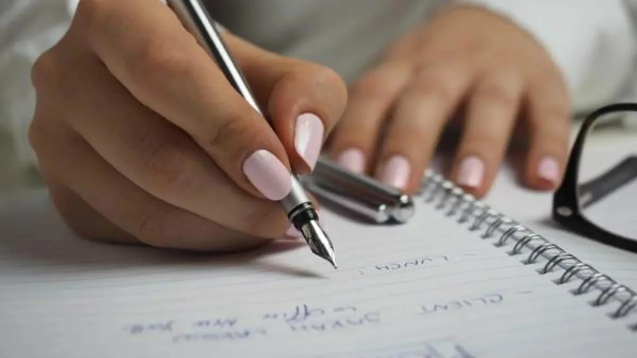 Persona escribiendo