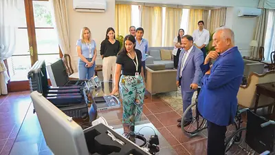 Fotografía de Ricardo Quintela entregando maquinaria médica de última tecnología Fotografía de Ricardo Quintela entregando maquinaria médica de última tecnología