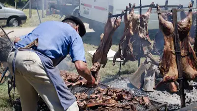Hombre haciendo corderos Hombre haciendo corderos