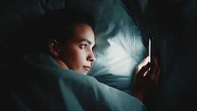 Mujer acostada con celular. Mujer acostada con celular.