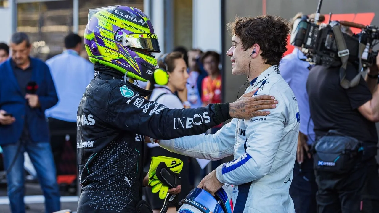 Lewis Hamilton saludando a Franco Colapinto.