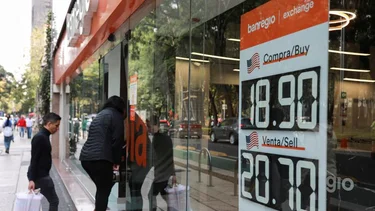 Peso mexicano toca peor nivel en dos años atento a conteo elección EEUU