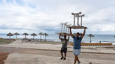 El huracán Rafael atraviesa las Islas Caimán El huracán Rafael atraviesa las Islas Caimán