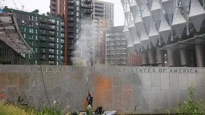 Activistas climáticos pintan con espray la embajada de EEUU en Londres tras la victoria de Trump Activistas climáticos pintan con espray la embajada de EEUU en Londres tras la victoria de Trump