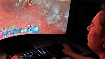 Musk jugando un videojuego. Musk jugando un videojuego.