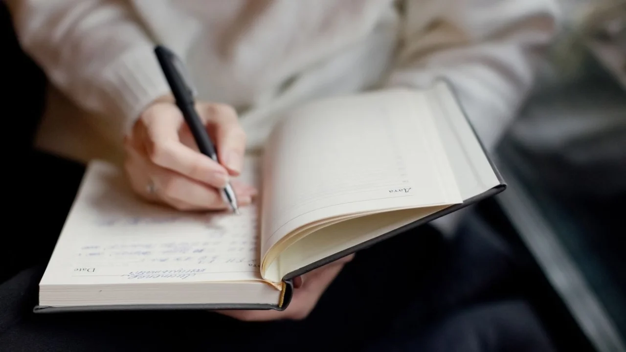 Persona escribiendo.