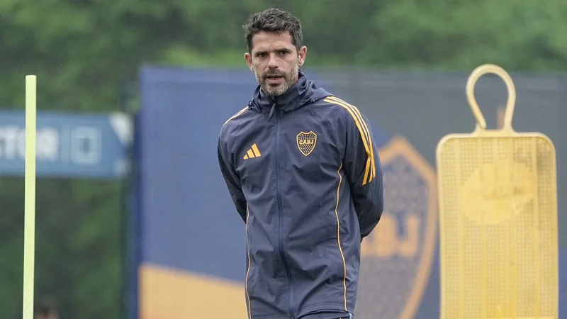 Fernando Gago dirigiendo un entrenamiento en Boca.