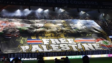 Un ministro francés critica una pancarta a favor de Palestina de los hinchas del PSG