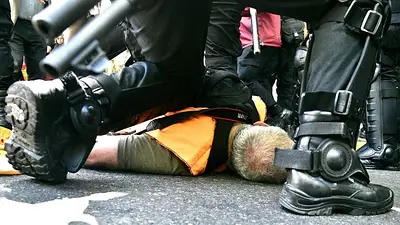 Un jubilado terminó internado por la represión de la policía Un jubilado terminó internado por la represión de la policía