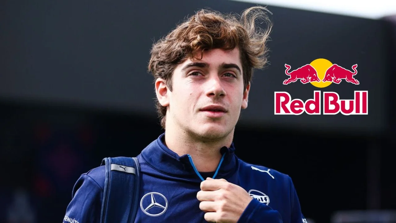 Franco Colapinto y el logo de Red Bull.
