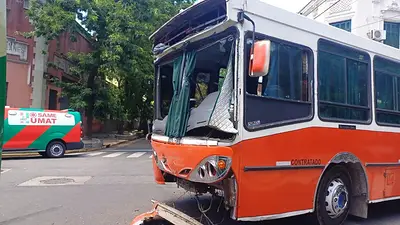 Al menos 14 heridos tras un duro choque entre un micro escolar y un colectivo en La Boca Al menos 14 heridos tras un duro choque entre un micro escolar y un colectivo en La Boca