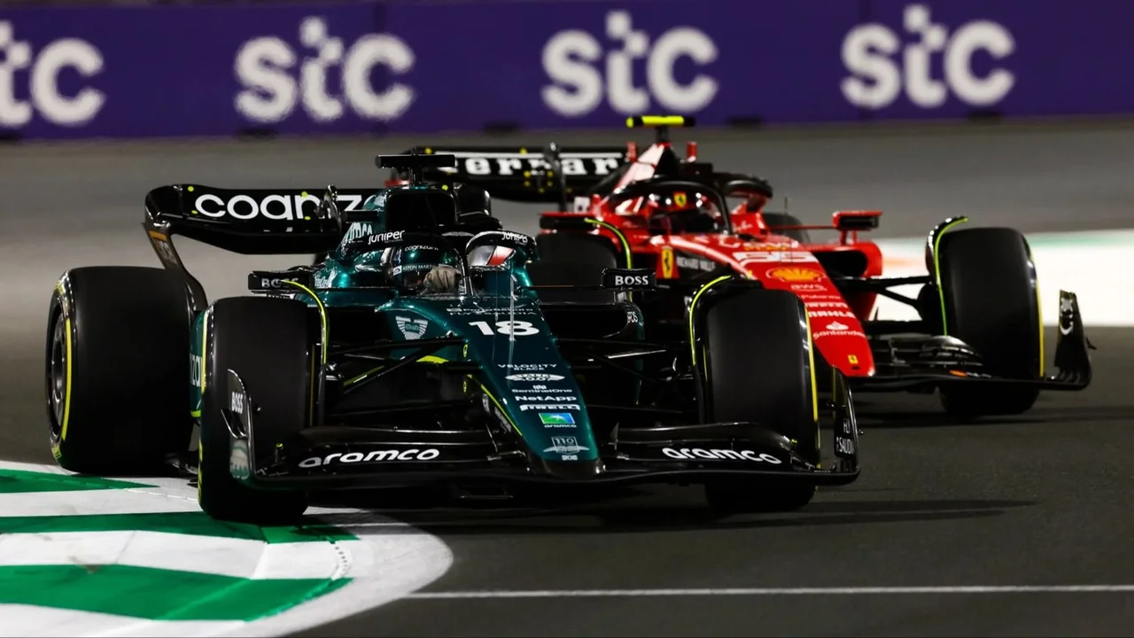 Lance Stroll (Aston Martin) corriendo contra Carlos Sainz (Ferrari).