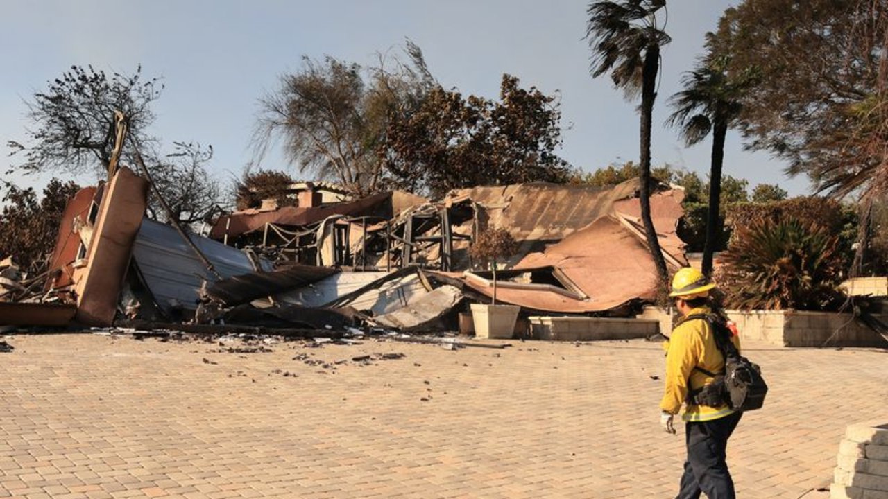Un incendio cerca de Los Ángeles quema decenas de casas