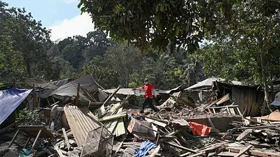 Volcán indonesio arroja cenizas a 10 kilómetros de altura y miles de personas son evacuadas Volcán indonesio arroja cenizas a 10 kilómetros de altura y miles de personas son evacuadas