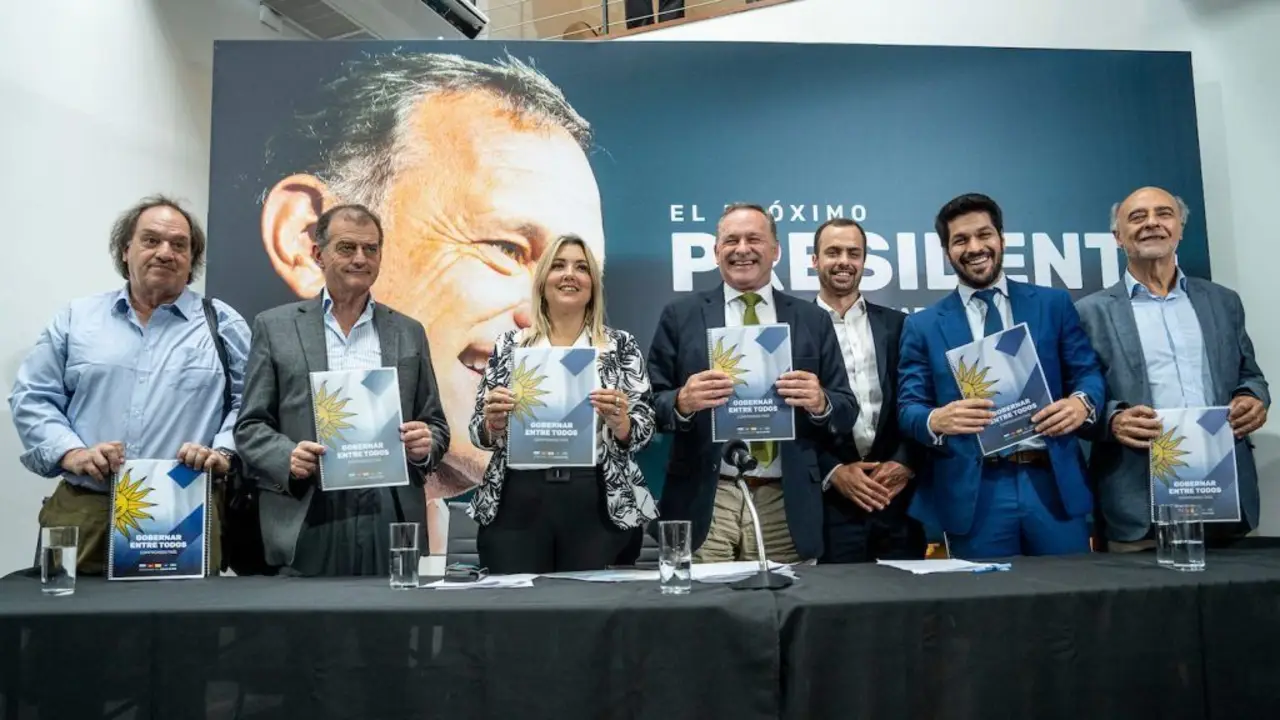 De izquierda a derecha: el diputado Eduardo Lust, ex Cabildo Abierto y ahora Partido Constitucional Ambientalista; el ex jefe del Ejército Guido Manini Ríos, líder de Cabildo Abierto; la candidata a la vicepresidencia Valeria Ripoll y el candidato a la presidencia, Álvaro Delgado, ambos del Partido Nacional; Andrés Ojeda, del Partido Colorado; y Pablo Mieres, del Partido Independiente.