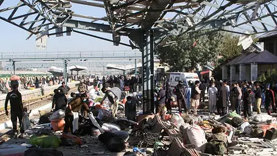 Bomba en estación de trenes de Pakistán deja al menos 24 muertos, dice la policía Bomba en estación de trenes de Pakistán deja al menos 24 muertos, dice la policía