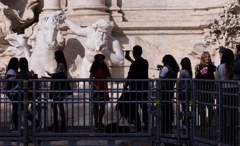 Un puente ofrece una vista única de la Fontana di Trevi de Roma durante obras de conservación | Turismo