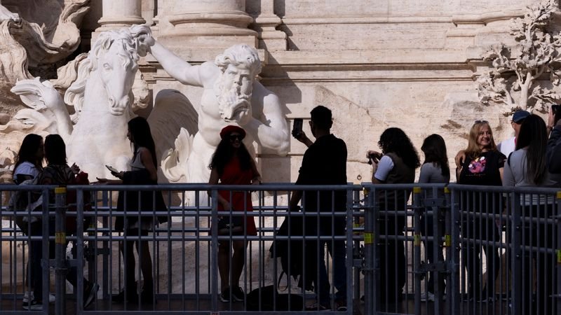 Un puente ofrece una vista única de la Fontana di Trevi de Roma durante obras de conservación