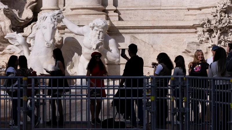 Un puente ofrece una vista única de la Fontana di Trevi de Roma durante obras de conservación
