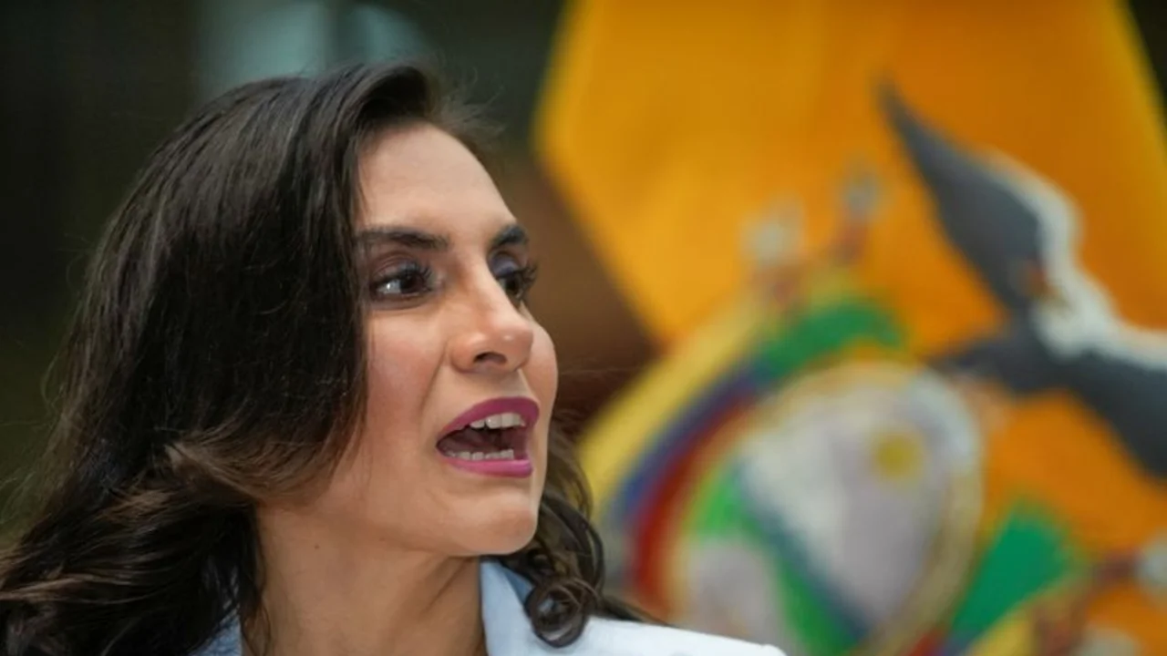 Vicepresidenta de Ecuador es suspendida del cargo en antesala elecciones 2025