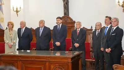 Maximiliano Pullaro junto a los seis integrantes de la Corte Suprema de Santa Fe y el procurador Jorge Barraguirre. Maximiliano Pullaro junto a los seis integrantes de la Corte Suprema de Santa Fe y el procurador Jorge Barraguirre.
