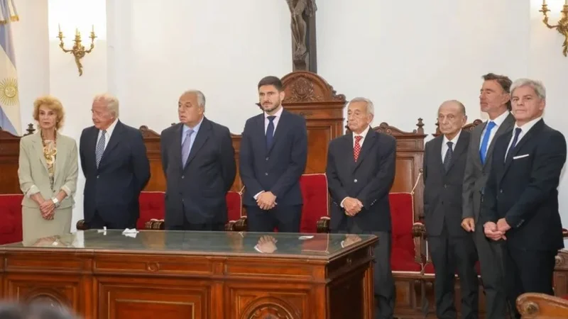 Maximiliano Pullaro junto a los seis integrantes de la Corte Suprema de Santa Fe y el procurador Jorge Barraguirre.