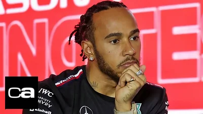 Lewis Hamilton, pensativo en una conferencia de prensa. Lewis Hamilton, pensativo en una conferencia de prensa.