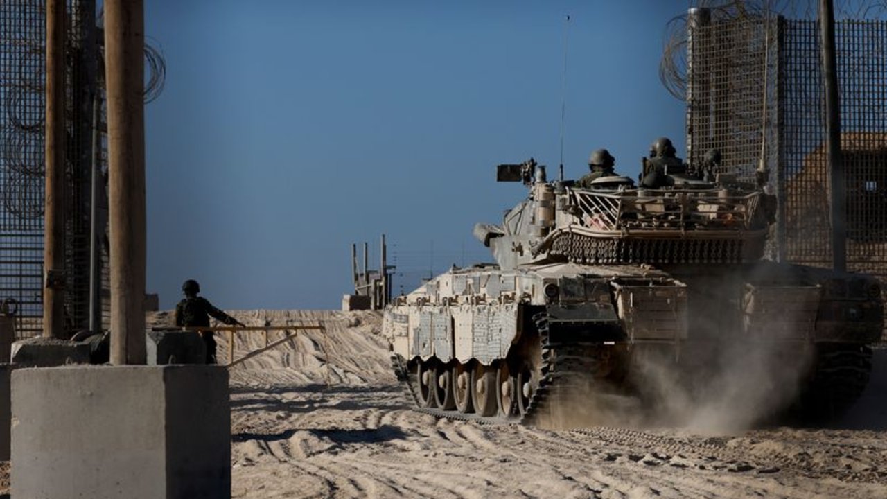 Israel mata a 11 palestinos al irrumpir con tanques en un campamento del centro de Gaza