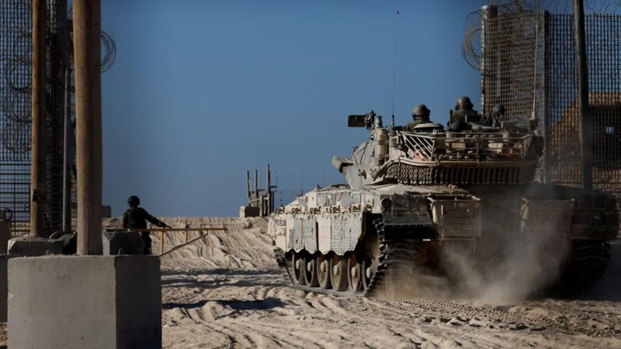 Israel mata a 11 palestinos al irrumpir con tanques en un campamento del centro de Gaza
