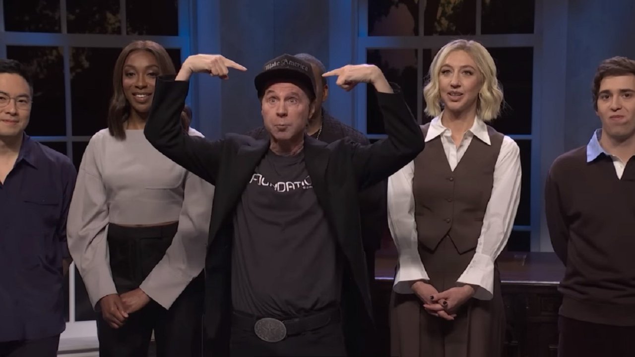 Dana Harvey imitando a Elon Musk.