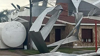 Córdoba: voladura de techos, caída de árboles y nenes internados por un fuerte temporal en La Playosa Córdoba: voladura de techos, caída de árboles y nenes internados por un fuerte temporal en La Playosa