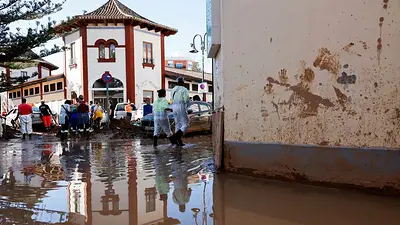 Sobrevivientes de las inundaciones en España luchan por salvar sus fotos y recuerdos Sobrevivientes de las inundaciones en España luchan por salvar sus fotos y recuerdos