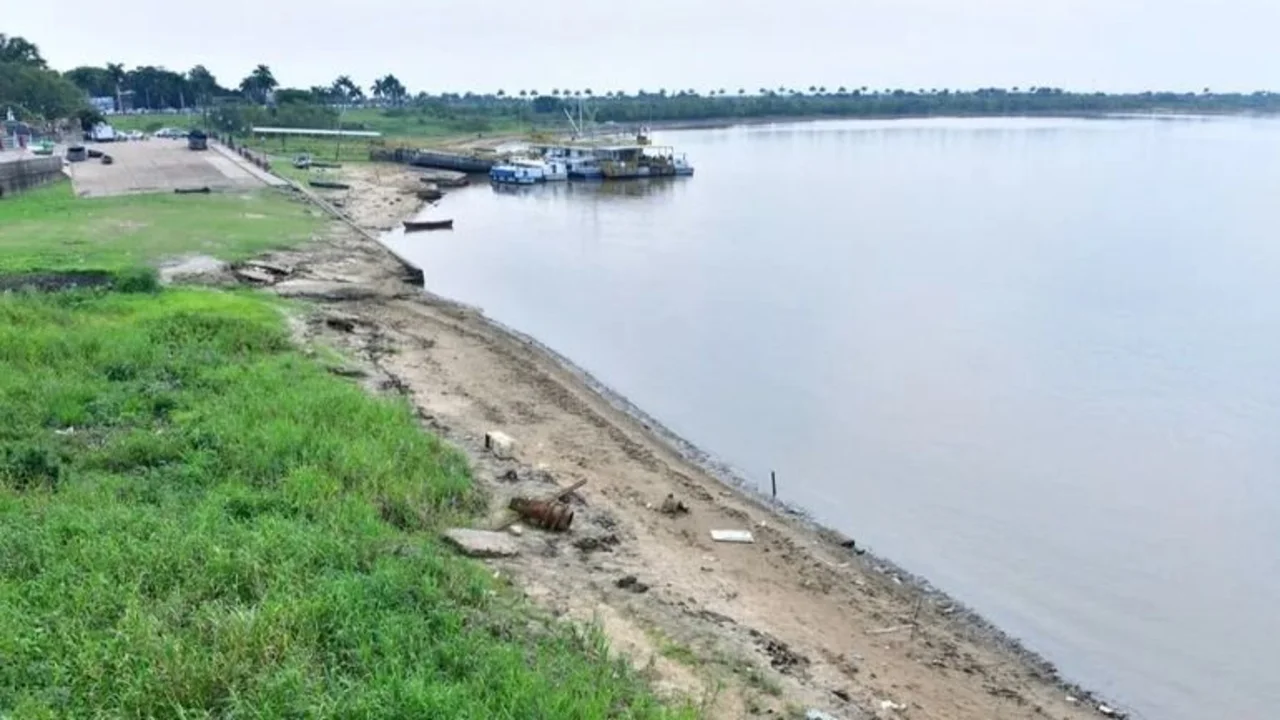 Ante la bajante en el río Paraguay, realizan importantes tareas de dragado para mejorar el suministro de agua