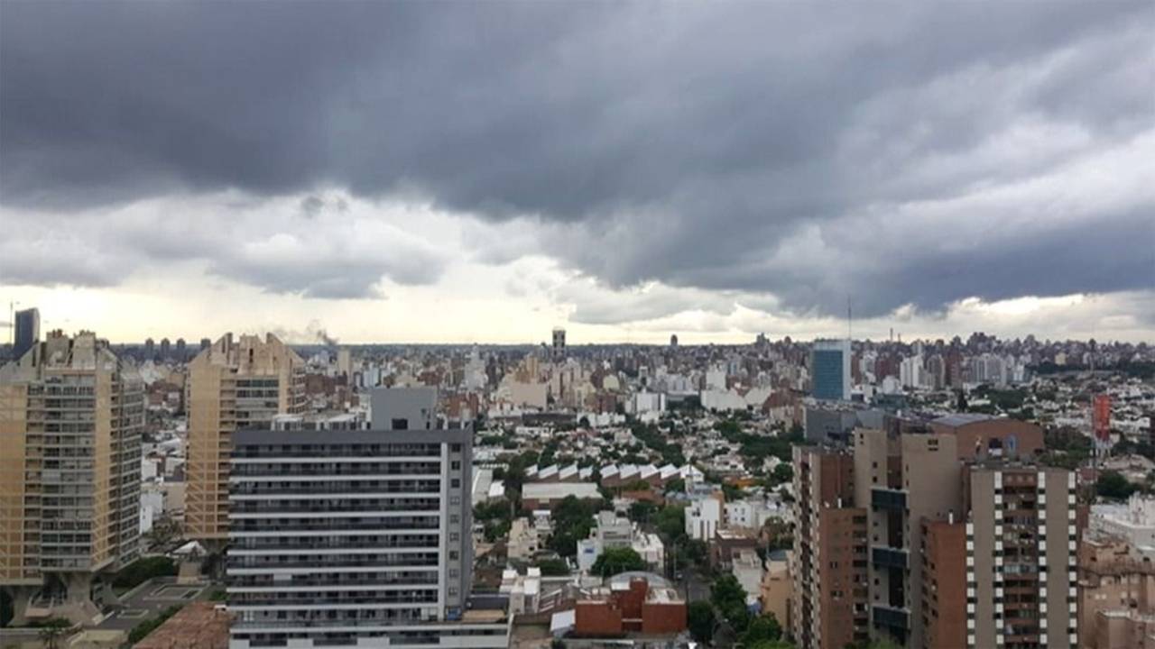 cielo mayormente nublado.