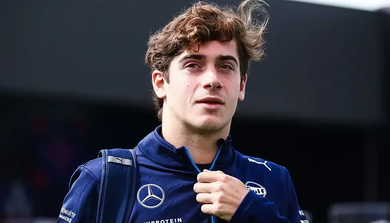 Franco Colapinto con las ropas de Williams.