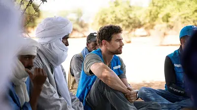 El actor Theo James pide más apoyo para los refugiados afectados por la crisis climática El actor Theo James pide más apoyo para los refugiados afectados por la crisis climática