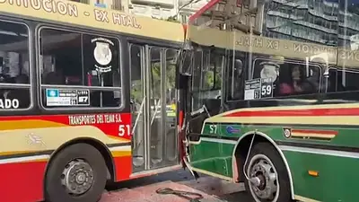 Chocaron dos colectivos en la 9 de Julio: más de 25 heridos Chocaron dos colectivos en la 9 de Julio: más de 25 heridos