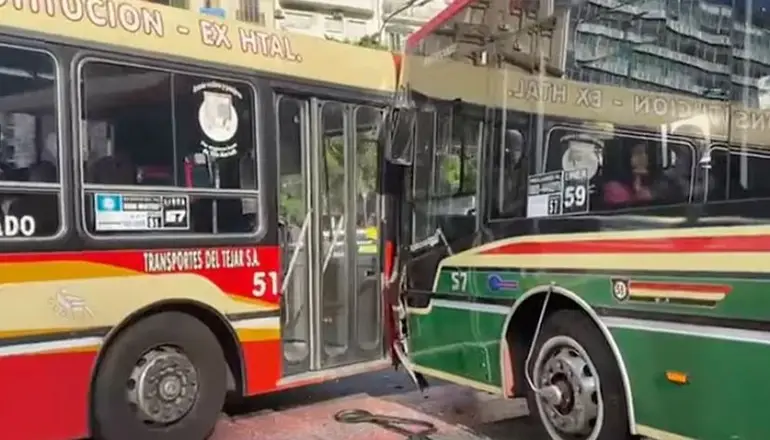 Chocaron dos colectivos en la 9 de Julio: más de 25 heridos