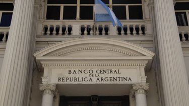 El Gobierno intenta frenar la escalada del dólar con más emisión de deuda