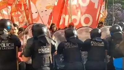Tensión en las calles: masiva presencia policial para amedentar una marcha estudiantil Tensión en las calles: masiva presencia policial para amedentar una marcha estudiantil