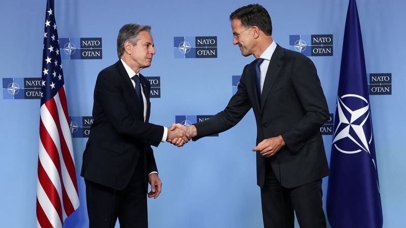 Blinken se reúne con el jefe de la OTAN para hablar sobre Ucrania antes de la transición de Trump