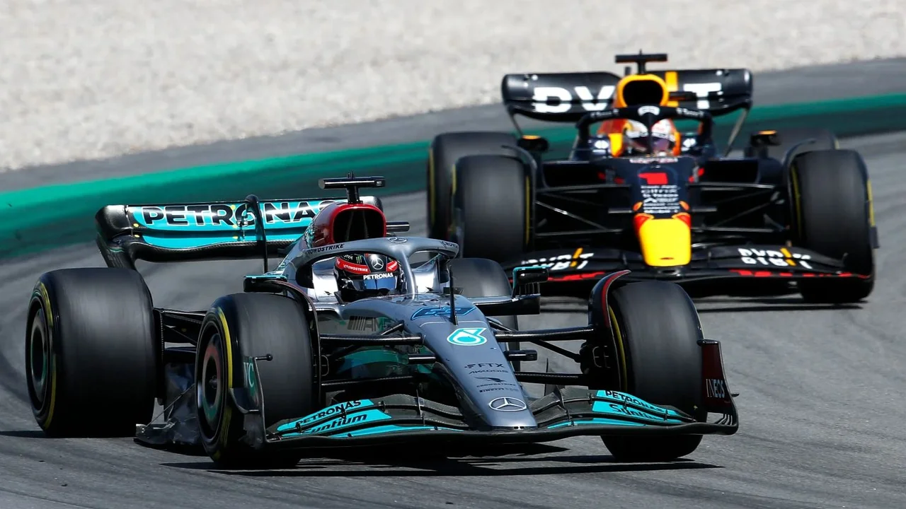 El Mercedes de George Russell corriendo con el Red Bull de Max Verstappen.