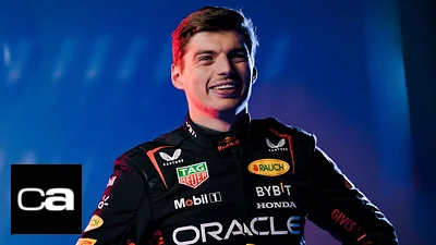 Max Verstappen sonriendo con el mono de Red Bull. Max Verstappen sonriendo con el mono de Red Bull.